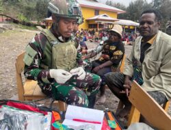 Satgas TNI Berikan Pelayanan Kesehatan Untuk 932 Pengungsi di Kampung Gigobak