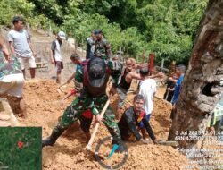 Personel Pos Panga Satgas Pamtas RI-Malaysia Yonarhanud 1/PBC/1 Kostrad Bantu Pemakaman Warga Perbatasan