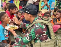 Satgas Yonif 131/Brajasakti Berbagi Makan Bergizi Sehat di Kampung Skofrow Perbatasan Papua