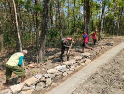 Babinsa Kemusu dan Warga Gotong Royong Perbaiki Jalan Rusak