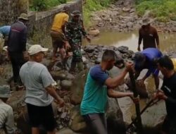 Jelang Musim Kemarau, Babinsa Tenjolayar Bersama Warga Bersihkan Bendungan Kembang