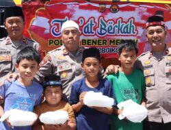 Polres Bener Meriah Tebar Kebaikan di Hari Jumat, Bagikan Nasi Kotak kepada Jamaah Sholat Jumat
