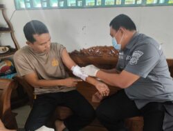 Kasi Dokkes Polres Majalengka Laksanakan Perawatan Medis Kepada Anggota yang Sakit