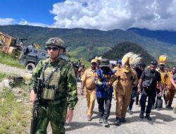 Satgas TNI Kawal Kunker Bupati Puncak: Serahkan Dana Kampung dan Sembako, Teguhkan Komitmen Bangun Daerah Pedalaman