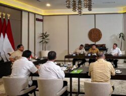 Presiden Prabowo Subianto Pimpin Rapat Terbatas Bersama Sejumlah Menteri Kabinet Merah Putih di Pangkalan TNI AU Halim Perdanakusuma Jakarta.