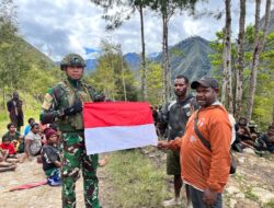 Satgas TNI Gelar Binter di Kampung Tuanggi, Bagikan Bendera Merah Putih dan Telur untuk Tingkatkan Rasa Nasionalisme