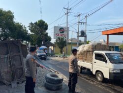 Evakuasi Truk Terguling, Polsek Kadipaten Amankan Lokasi Kecelakaan