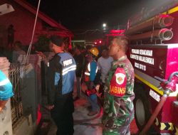 TNI Sigap, Anggota Koramil Majalengka Bersama Tim Gabungan Padamkan Kebakaran Rumah Warga