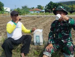 Canda Tawa Warnai Waktu Istirahat Satgas TMMD Reguler Ke-125 Kodim 0735/Surakarta Bersama Warga