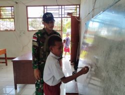 Satgas Yonif 131/Brajasakti Membantu Memajukan Pendidikan di Perbatasan Papua