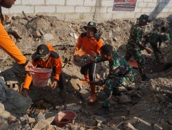 Kompak Dan Solid..!! TNI-POLRI Dan Warga Gotong Royong Selesaikan Perbaikan Saluran Air di Lokasi TMMD Reguler Ke-125 Kodim 0735/Surakarta
