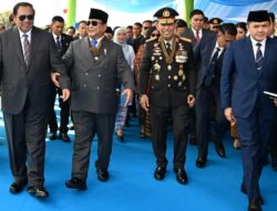 Kapolri dan Presiden Kenakan Tanda Kehormatan Bintang Bhayangkara Utama Saat Pimpin Upacara HUT Bhayangkara ke-79