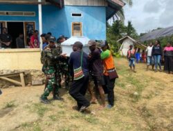 TNI Hadir di Tengah Duka: Satgas Yonif 131/Brajasakti Melayat Tokoh Kampung Pyiawi yang Meninggal Akibat Longsor