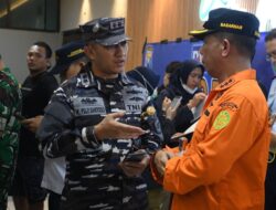 Lanjutkan Pencarian Korban Kapal Tenggelam, TNI AL Ikuti Rapat Rencan Operasi SAR KMP. Tunu Pratam Jaya