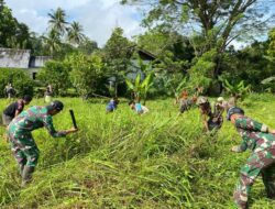 Satgas Yonif 131/Brajasakti Turut Serta Dalam Kerja Bakti di Kampung Banda Perbatasan Papua