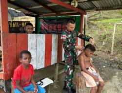 Jelang Sekolah, Satgas Yonif 131/Brajasakti Hadirkan Kebahagiaan Lewat Pangkas Gratis di Kampung Wembi Perbatasan Papua
