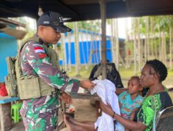 Bentuk Kepedulian, Satgas Yonif 131/Brajasakti Berikan Pakaian dan Sembako kepada Warga Perbatasan Papua