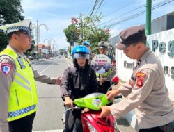 Sosialisasi Ops Patuh Lodaya 2025, Sat Lantas dan Sat Binmas Polres Majalengka Bagikan Stiker dan Leaflet kepada Pengendara