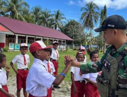 Belajar Disiplin Dan Cinta Tanah Air SD Mosso Bersama Satgas Yonif 131/Brajasakti