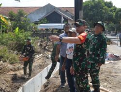 Tinjau Lokasi TMMD, Dansatgas TMMD Reguler Ke-125 Membaur Bersama Anggota dan Warga Kerjakan Sasaran Fisik