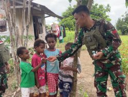 Satgas Yonif 131/Brajasakti Berikan Pelayanan Kesehatan Gratis Door to Door di Kampung Yanemyo