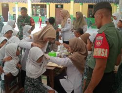 Babinsa Dampingi Pemeriksaan Kesehatan Gratis dan Imunisasi BIAS di SD IT Imam Rubai