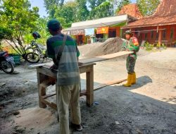 Babinsa Juwangi Sambangi Perajin Pintu Kayu, Bangun Silaturahmi dan Beri Motivasi
