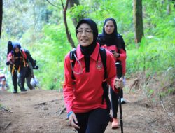 Ibu Kapolda Jabar, Diana Rudi Setiawan Satu-Satunya Ketua Bhayangkari sampai Puncak Gunung Ciremai, Melesat Bak Panah Srikandi