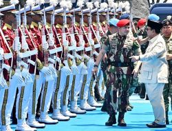 Presiden Prabowo Subianto, Bertindak Selaku Inspektur Upacara pada Upacara Gelar Pasukan Operasional dan Kehormatan Militer di Landasan Suparlan.