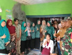 Babinsa Koramil Jatiwangi Dampingi Ibu Bupati Majalengka Serahkan Kursi Roda untuk Warga Burujul Kulon