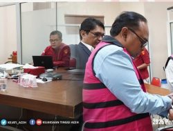 Kejaksaan Tinggi Aceh Menahan Tiga Tersangka Dugaan Korupsi Program Peremajaan Sawit Rakyat di Kabupaten Aceh Jaya.