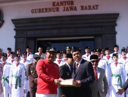 Semarakkan HUT Ke-80 Kemerdekaan RI, Dirjen Polpum Bahtiar dan Gubernur KDM Bagikan Bendera kepada Warga Jabar