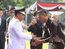 Moment HUT Kemerdekaan, Bupati Majalengka beri Bantuan Modal kepada Pedagang “Cimin”.