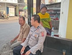 Ngobrol Bersama Warga, Bhabinkamtibmas Polsek Sumberjaya Sampaikan Himbauan Kamtibmas
