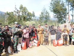 Negara Hadir di Tanah Papua: Pangkogabwilhan III Kunjungi Kabupaten Puncak, Serahkan Bantuan untuk Pengungsi