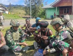 Satgas Yonif 700/WYC Sambangi Warga Gigobak II, Bawa Senyum dan Layanan Kesehatan
