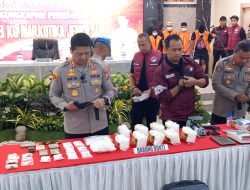 Kapolrestabes Makassar Kombes Pol Arya Perdana Didampingi Kasat Narkoba AKBP Lulik, Gagalkan Peredaran Gelap Narkotika Jenis Sabu Seberat 13,3 Kg.