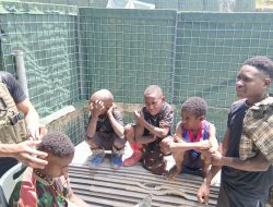 Satgas Yonif 700/WYC Hadirkan “Barber Shop TNI” untuk Anak-Anak SD Mayuberi