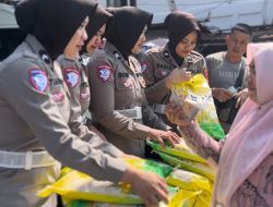 “Polri Untuk Masyarkat” Dukung Ketahanan Pangan Polwan Satlantas Polresta Jambi Berjibaku Laksanakan Gerakan Pangan Murah Polri