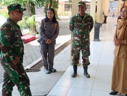 Babinsa Kratonan Ngobrol Santai dengan Kepala Sekolah di sela Kegiatan Belajar Mengajar