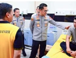 Kapolda Jambi Jenguk Anggota Polisi Korban Bentrokan Demo