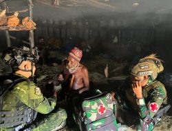 Prajurit Satgas 700/WYC Titik Kuat Gome Hadirkan Sehat di Pelukan Honai