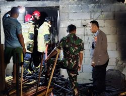 Babinsa Sambi Sigap Bantu Padamkan Kebakaran Gudang Tongkat Pramuka di Boyolali