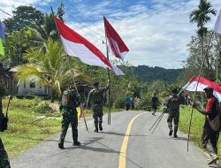 Jelang HUT RI ke-80, Satgas Yonif 131/Brajasakti Ajak Warga Wembi Kibarkan Merah Putih