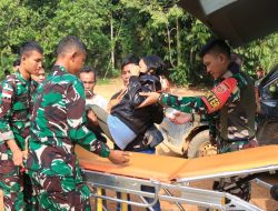 Satgas Pamtas RI-Malaysia Yonarhanud 1 Kostrad Bantu Evakuasi Warga Sakit Tumor ke RSUD M.Th. Djaman Sanggau