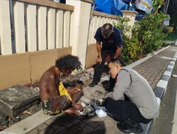Anggota Sat Samapta Polres Majalengka, Berikan Makan dan Amankan ODGJ untuk Dibawa ke Dinas Sosial