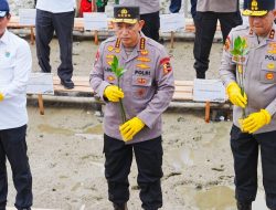 Tanam Mangrove di Kalbar, Kapolri: Jaga Lingkungan untuk Masa Depan Anak-Cucu Kita