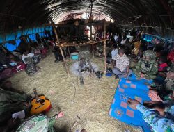 Satgas Yonif 700/WYC Gelar Minggu Kasih di Pengungsian Kampung Eronggobak