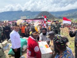 Satgas Yonif 700/WYC Amankan Kunjungan Gubernur Papua Tengah di Sinak, Bawa Bantuan dan Harapan bagi Pengungsi