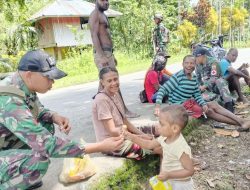 Satgas Yonif 131/Brajasakti Beri Layanan Kesehatan Door to Door di Kampung Sawiyatami